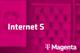 Tarif Internet S und Magenta-Logo vor unscharfem magentafarbenem Hintergrund mit Handyabteilung in Hartlauer Geschäft