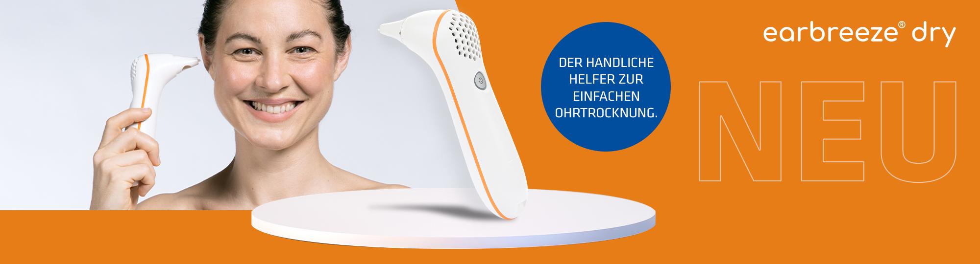 Mutter hält earbreeze dry von Hartlauer an das Ohr eines Babys und earbreeze dry als Freisteller 
