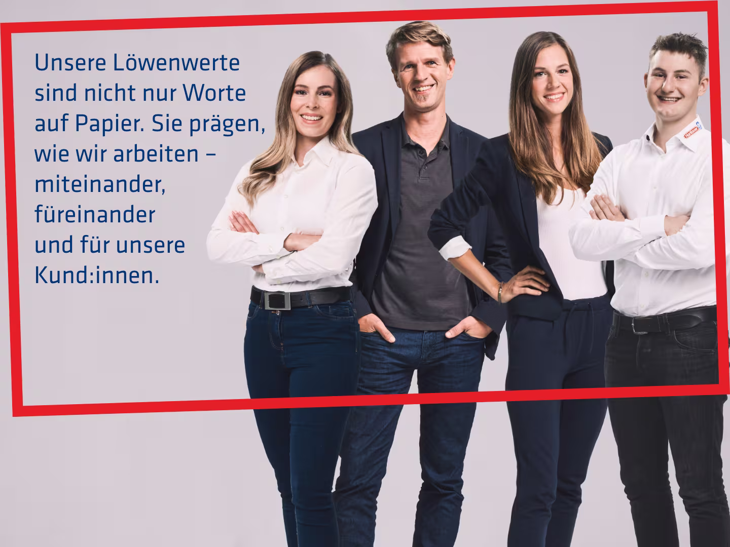 Zwei Hartlauer Mitarbeiter und ihre beiden Kolleginnen stehen nebeneinander und lächeln. Daneben steht folgender Text: "Unsere Löwenwerte sind nicht nur Worte auf Papier. Sie prägen, wie wir arbeiten - miteinander, füreinander und für unsere Kund:innen." Auf der Grafik befindet sich ein roter Rahmen.