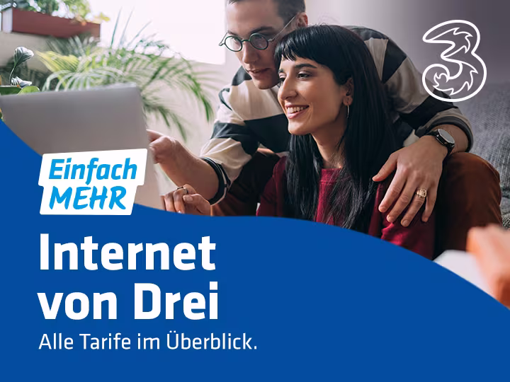 junges Paar mit Tablet im Wohnzimmer auf dem Sofa neben Drei Logo