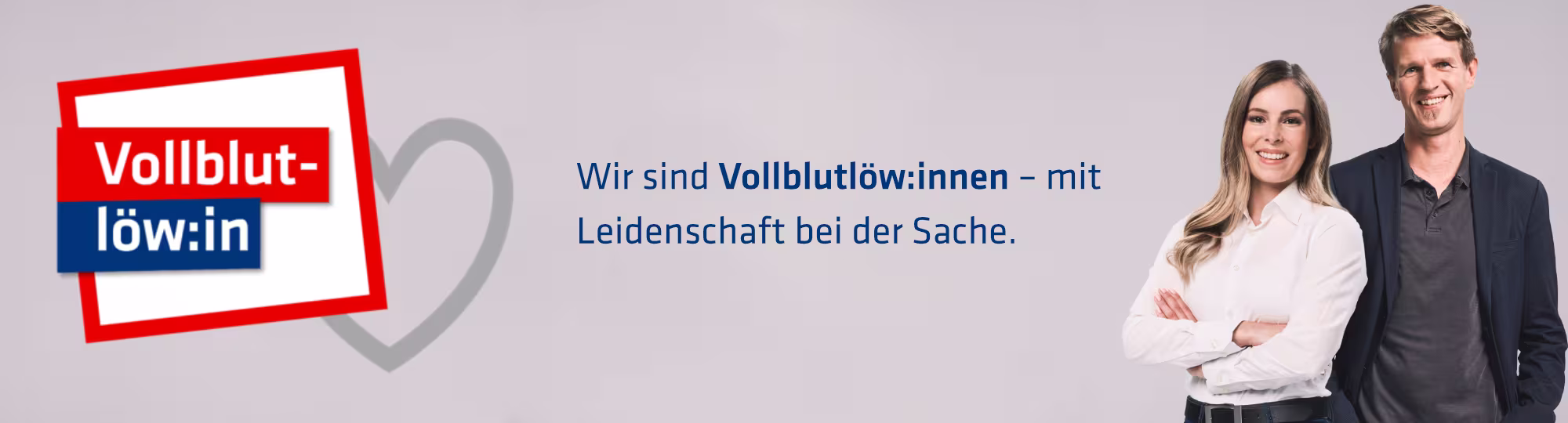 Eine Hartlauer Mitarbeiterin und ihr Kollege stehen lächelnd nebeneinander. Daneben steht folgender Text: "Vollblutlöw:in. Wir sind Vollblutlöw:innen - mit Leidenschaft bei der Sache."