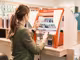Web_2024_02_AA_DFWStationen_Kundin-CEWE-Fotostation_BP