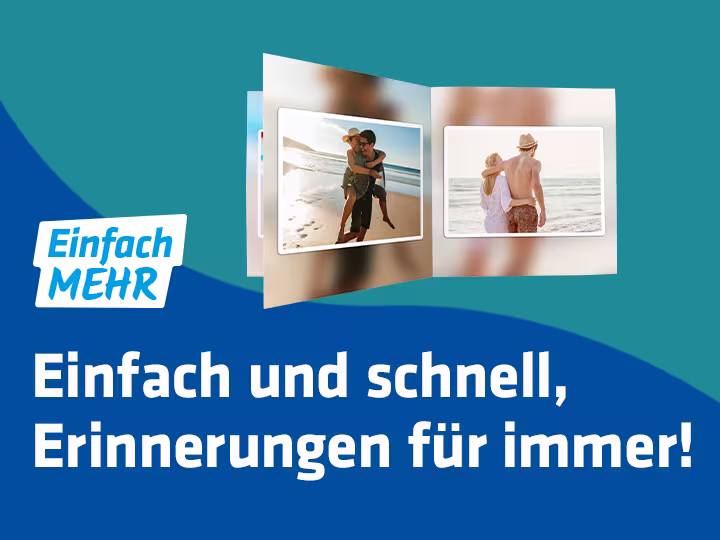 Grafik zur Bewerbung des Ruck Zuck Fotobuchs mit folgendem Text: "Einfach mehr. Einfach und schnell, Erinnerungen für immer!" Rechts daneben ist ein aufgeklapptes Ruck Zuck Fotobuch abgebildet.