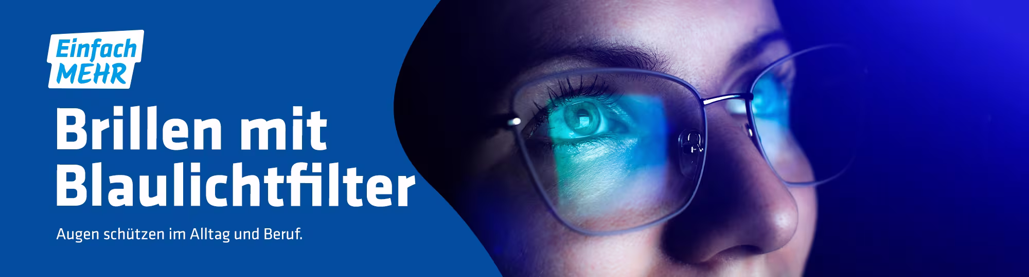 Nahaufnahme von Frauenaugen mit schwarzer Frauenbrille für die Arbeit am Computer. Augenschutz vor blauem Licht und Strahlen