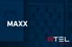 Tarif Maxx und MTEL-Logo vor unscharfem dunkelblauem Hintergrund mit Handyabteilung in Hartlauer Geschäft