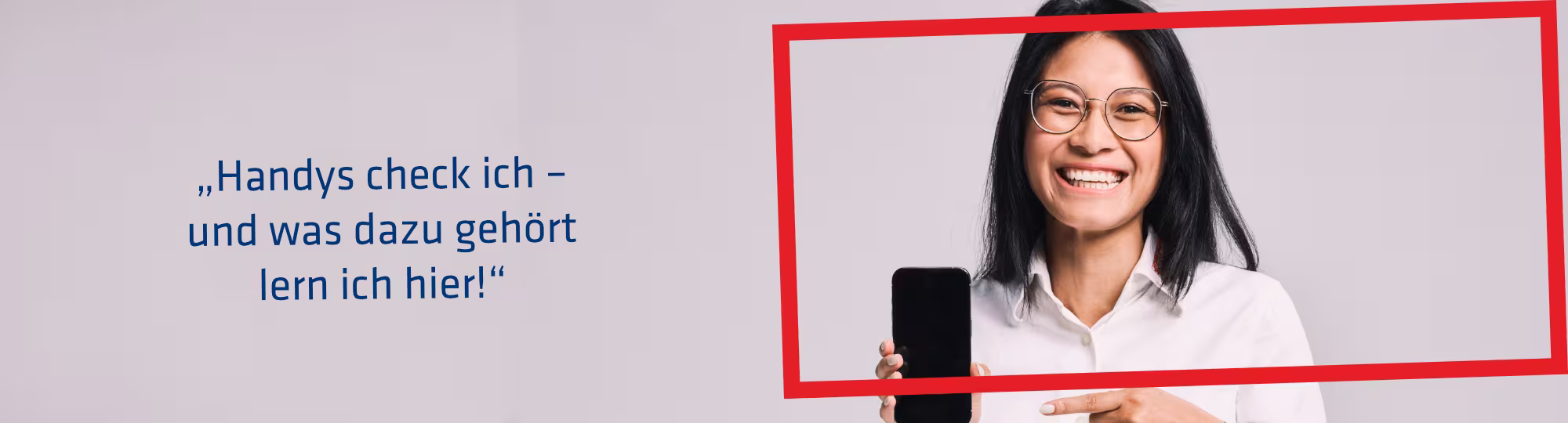 Eine Hartlauer Mitarbeiterin hält ein Smartphone in der Hand und lächelt. Neben ihr befindet sich eine Sprechblase mit folgendem Text: "Handys check ich - und was dazu gehört lern ich hier!" Die Grafik hat einen roten Rahmen.
