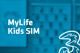 Tarif Drei MyLife Kids SIM und Drei-Logo vor unscharfem türkisem Hintergrund mit Handyabteilung in Hartlauer Geschäft