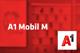 Tarif Mobil M und A1-Logo vor unscharfem roten Hintergrund mit Handyabteilung in Hartlauer Geschäft
