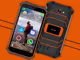 das Outdoor-Smartphone Beafon X5 in Vorder- und Rückansicht auf orangem Hintergrund