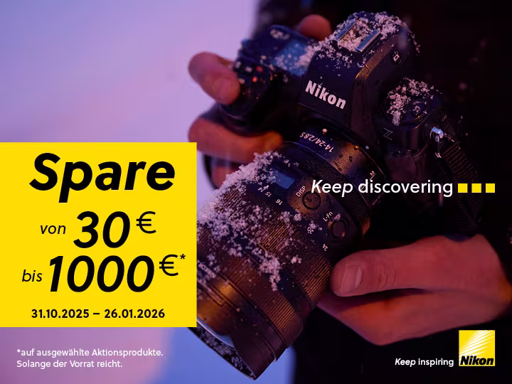 Eine Nikon Kamera ist leicht von Schneeflocken bedeckt. Daneben steht folgender Text: "Spare von 30€ bis 1000€. 31.10.2025 bis 26.01.2026. Auf ausgewählte Aktionsprodukte. Solange der Vorrat reicht. Keep discovering. Keep inspiring."