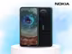 schwarzes Nokia X10 von vorne und hinten auf weißem Podest vor blauem Aquarell-Hintergrund