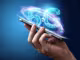 eine Hand mit einem Smartphone, aus dem ein 5G-Hologramm erscheint 