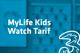 Tarif Drei MyLife Kids Watch und Drei-Logo vor unscharfem türkisem Hintergrund mit Handyabteilung in Hartlauer Geschäft