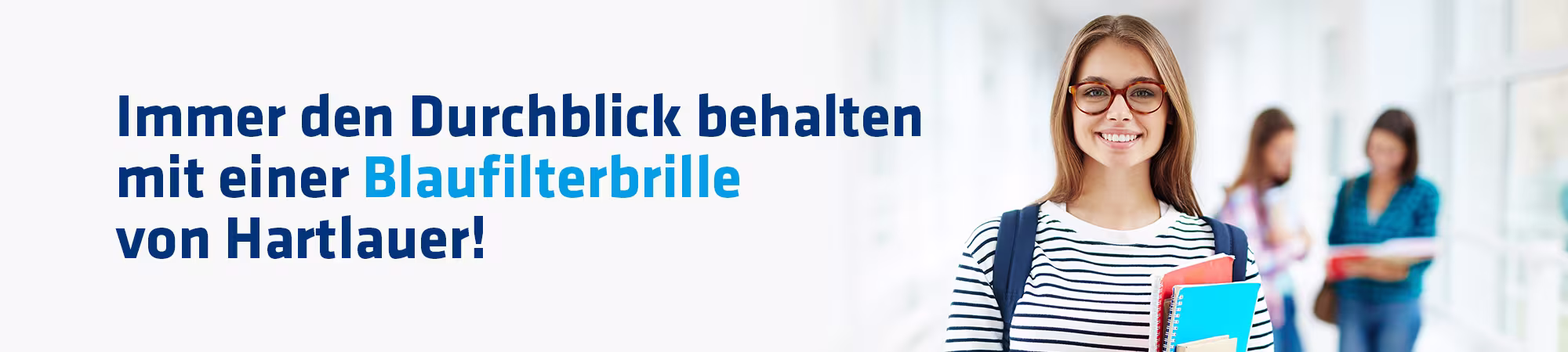 Schülerin am Gang mit einer Blaulichtfilterbrille von Hartlauer