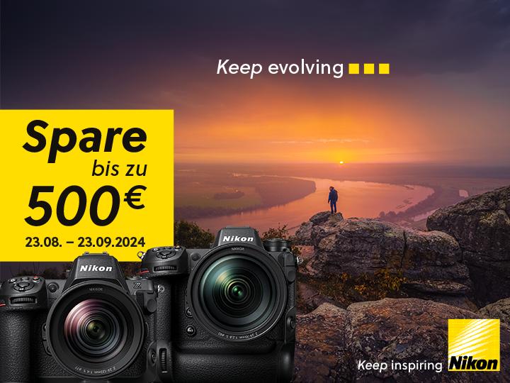 Grafik zur Bewerbung der Nikon Sofortrabatt Aktion. Im Hintergrund ist eine Person auf einem Berggipfel mit Sicht auf einen Fluss bei Sonnenaufgang zu sehen. Im Vordergrund sind die Produktbilder von zwei Nikon Kameras abgebildet. Auf der Grafik steht folgender Text: "Spare bis zu 500€. 23.08.-23.09.2024. Keep evolving. Keep inspiring. Nikon."