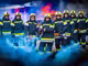 Feuerwehrmänner posieren mit Schutzbrillen und Ausrüstung vor Einsatzfahrzeug und Feuer
