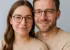 Eine Frau und ein Mann tragen eine Brille.