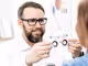 Hartlauer Optiker setzt einer Kundin eine Brille auf