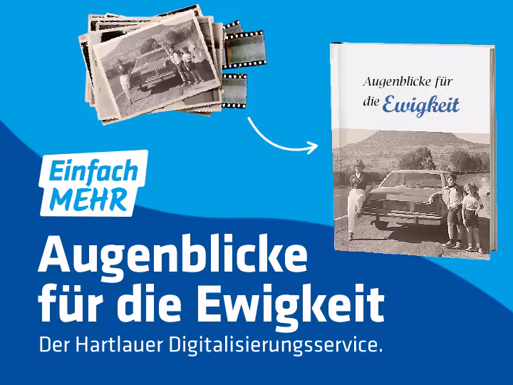 Schwarzweißbilder und Kleinbildnegative neben einem Fotoalbum mit Titeltext „Augenblicke für die Ewigkeit“ und einem Titelbild in Schwarzweiß