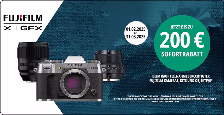 Petrol weiße Grafik von Fujifilm mit folgendem Text: "Jetzt bis zu 200€ Sofortrabatt beim Kauf teilnahmeberechtigter Fujifilm Kameras, Kits und Objektive. 01.02.2025 bis 31.03.2025." Auf der Grafik sind eine Kamera und zwei Objektive von Fujifilm abgebildet.