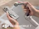 Grafik von DJI für den Produktlaunch der DJI Osmo Mobile 7. Eine Person hält ein Smartphone in der einen Hand und die DJI Osmo Mobile 7 in der anderen Hand.