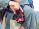Mann in grauer Jacke mit OM System TG-7
