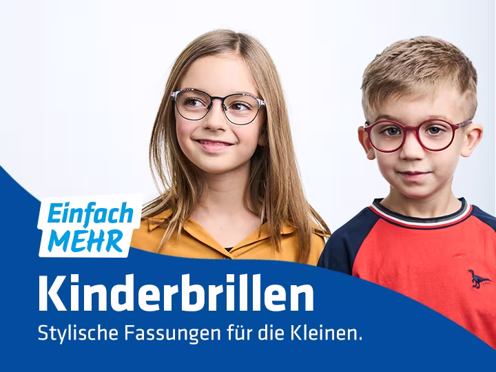 unten: blauer Balken, Text; oben: zwei Kinder mit Brillen auf weißem Hintergrund.