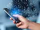 Smartphone in einer Hand und viele verschiedene schwebende Icons 