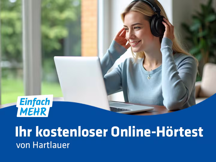 Frau mit Kopfhörern sitzt vor ihrem Laptop an einem Tisch am Fenster, blaue Welle mit Titeltext "Ihr kostenloser Online-Hörtest von Hartlauer"