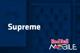 Tarif Supreme und Red Bull Mobile-Logo vor unscharfem dunkelblauem Hintergrund mit Handyabteilung in Hartlauer Geschäft
