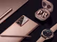 das Samsung Galaxy Note 20 in Bronze samt Kopfhörern, einer Uhr und einem Tablet in gleicher Farbe