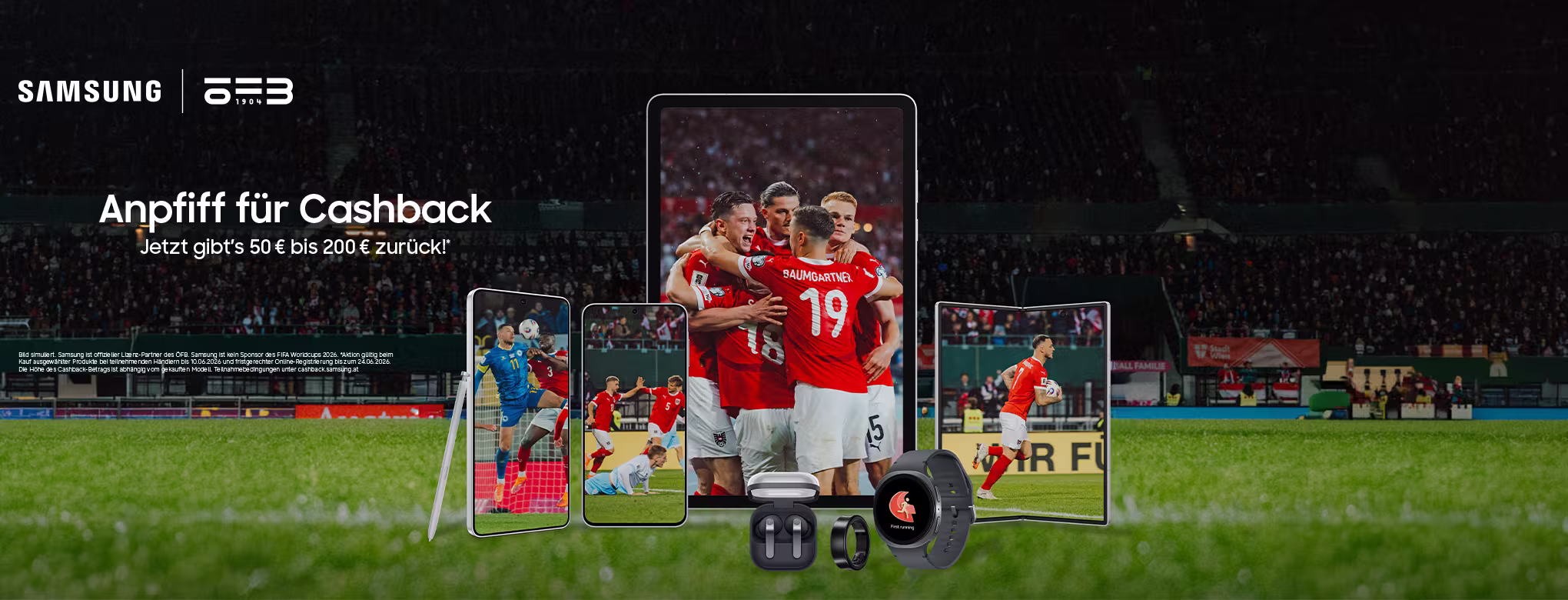 Samsung und &Ouml;FB bewerben in einem Fu&szlig;ballstadion die Aktion &bdquo;Anpfiff f&uuml;r Cashback&ldquo;. Zu sehen sind verschiedene Samsung Ger&auml;te wie Smartphone, Tablet, Smartwatch und In Ear Kopfh&ouml;rer mit Spielszenen der &ouml;sterreichischen Nationalmannschaft. Beworben wird eine Cashback Promo von 50 und bis zu 200 Euro R&uuml;ckerstattung beim Kauf ausgew&auml;hlter Samsung Produkte.