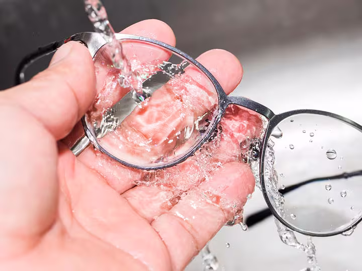  Web_2024_03_18_Brille_reinigen_Blogpost_BP