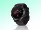 eine schwarze Garmin Fenix 5 plus auf hellblau-weißen Hintergrund