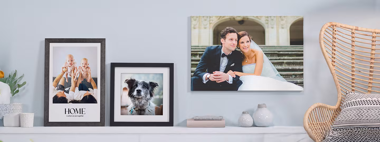 Wandbilder hängen an einer Wand und stehen auf einer Kommode.