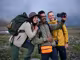 Drei Freunde, die beim Wandern ein Selfie mit einer OM System Kamera aufnehmen.