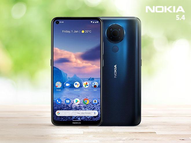 Vorder- und Rückansicht des Nokia 5.4 mit einem romantischen Wolkenhimmel am Display