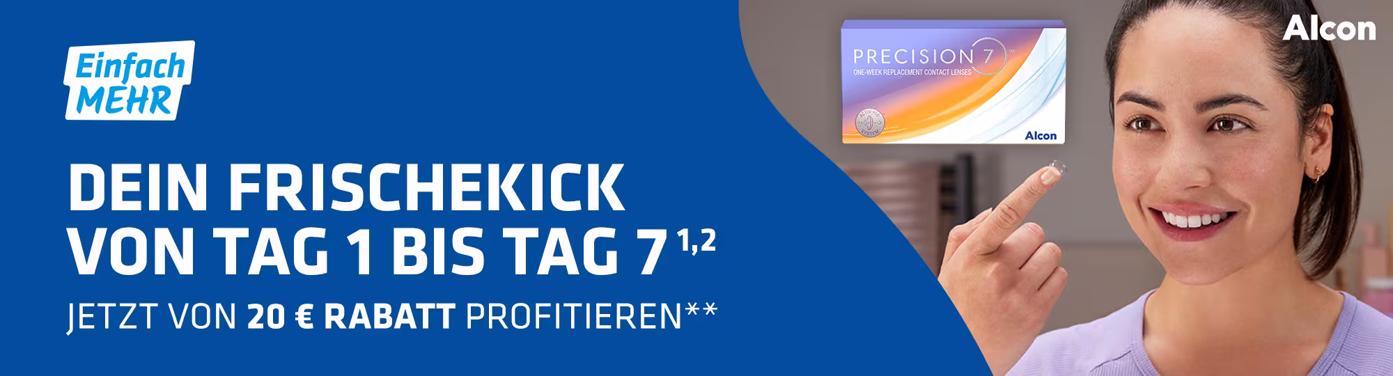 Bild einer jungen, brünetten Frau, die in einem Badezimmer vor einem Spiegel steht und sich die Packung der "Precision 7" von Alcon auf einer Ablage neben dem Spiegel sehend ansieht und eine Kontaktlinge in ihr rechtes Auge einsetzt. 
