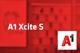 Tarif “Xcite S” und A1-Logo vor unscharfem roten Hintergrund mit Handyabteilung in Hartlauer Geschäft