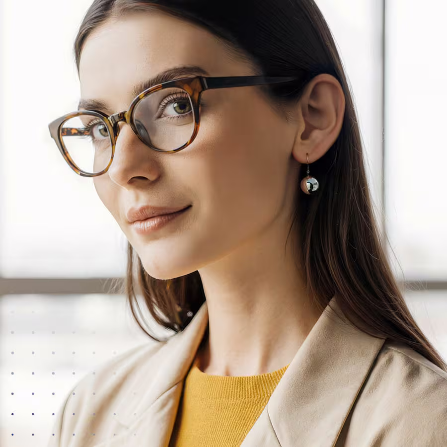 Web_2025_12_OP_Optik_Frau_seitlich_IP_mobil_900x900px