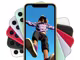 mehrere iPhone 11-Modelle in verschiedenen Farben und ein von unten fotografierter Mann am Display