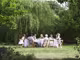 Familie sitzt am Tisch im Garten