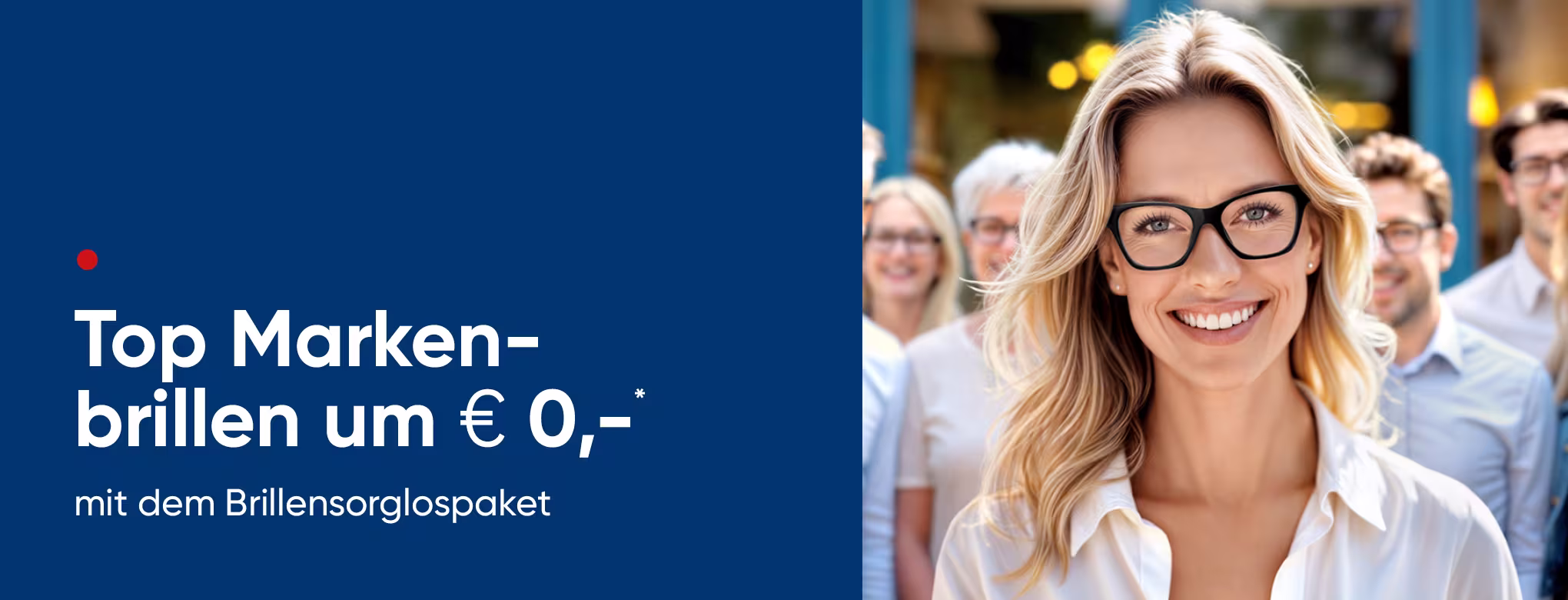 Eine blonde Frau mit schwarzer Brille l&auml;chelt in die Kamera. Hinter ihr stehen mehrere Personen, die ebenfalls l&auml;cheln. Daneben steht folgender Text: "Einfach mehr. Top Markenbrillen um 0&euro; mit dem Brillensorglospaket."
