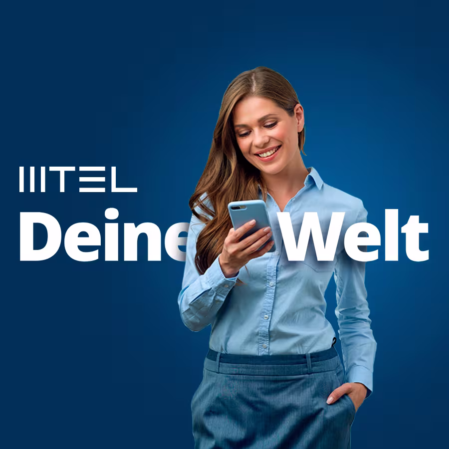 Auf dunkelblauem Hintergrund steht mittig im Bild eine Frau, welche auf ihr Smartphone schaut. Links neben der Frau ist das MTEL Logo und darunter steht: "Deine Welt".