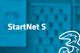 Tarif StartNet S und Drei-Logo vor unscharfem türkisem Hintergrund mit Handyabteilung in Hartlauer Geschäft
