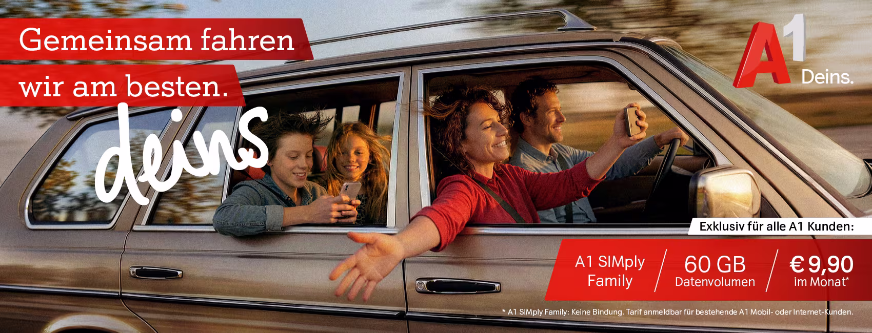 A1 SIMply Family Grafik mit folgendem Text: "Gemeinsam fahren wir am besten. Deins. Exklusiv f&uuml;r alle A1 Kunden. A1 SIMply Family. 60 GB Datenvolumen. 9,90&euro; im Monat." Im Hintergrund ist eine Familie zu sehen, die gemeinsam mit einem Auto f&auml;hrt.