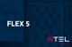 Tarif Flex 5 und MTEL-Logo vor unscharfem dunkelblauem Hintergrund mit Handyabteilung in Hartlauer Geschäft