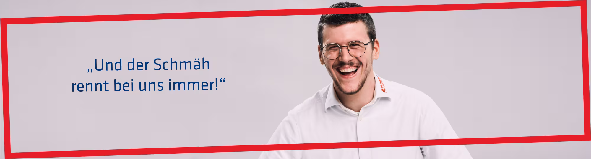Ein Hartlauer Mitarbeiter lacht. Neben ihm ist eine Sprechblase mit folgendem Text: "Und der Schmäh rennt bei uns immer!" Die Grafik hat einen roten Rahmen.