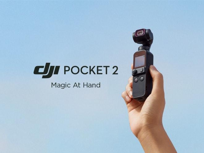 DJI Pocket 2 Gimbal-Kamera wird von Hand gehalten vor blauem Outdoor-Hintergrund neben Slogan Magic at Hand