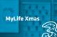 Tarif Drei MyLife Xmas und Drei-Logo vor unscharfem türkisem Hintergrund mit Handyabteilung in Hartlauer Geschäft